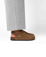 Sandalias anchas tipo mules color avellana