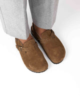 Sandalias anchas tipo mules color avellana