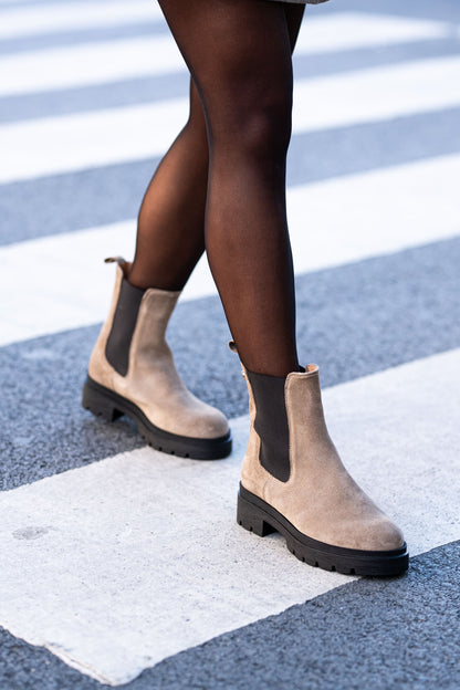 Bota Barn Chelsea Camurça Taupe 